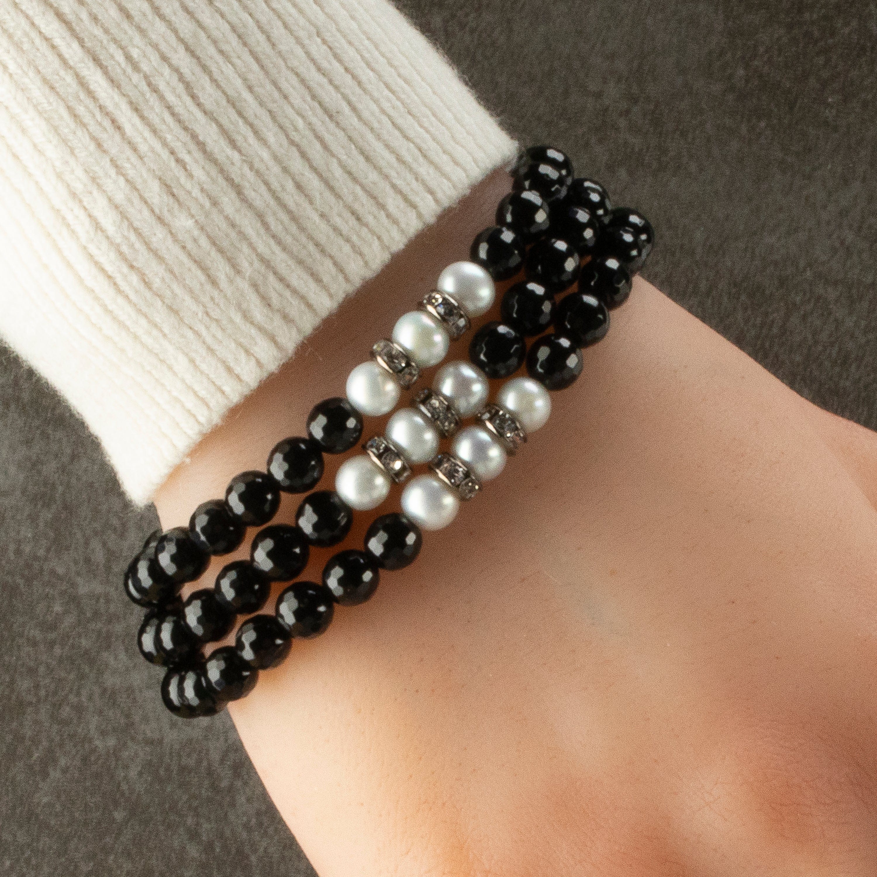 Kalifano Gemstone Bracelets Faceted Black Agate 6mm Beads with Pearl & Silver Accent Beads Triple Wrap Elastic Gemstone Bracelet WHITE-BGI3-072