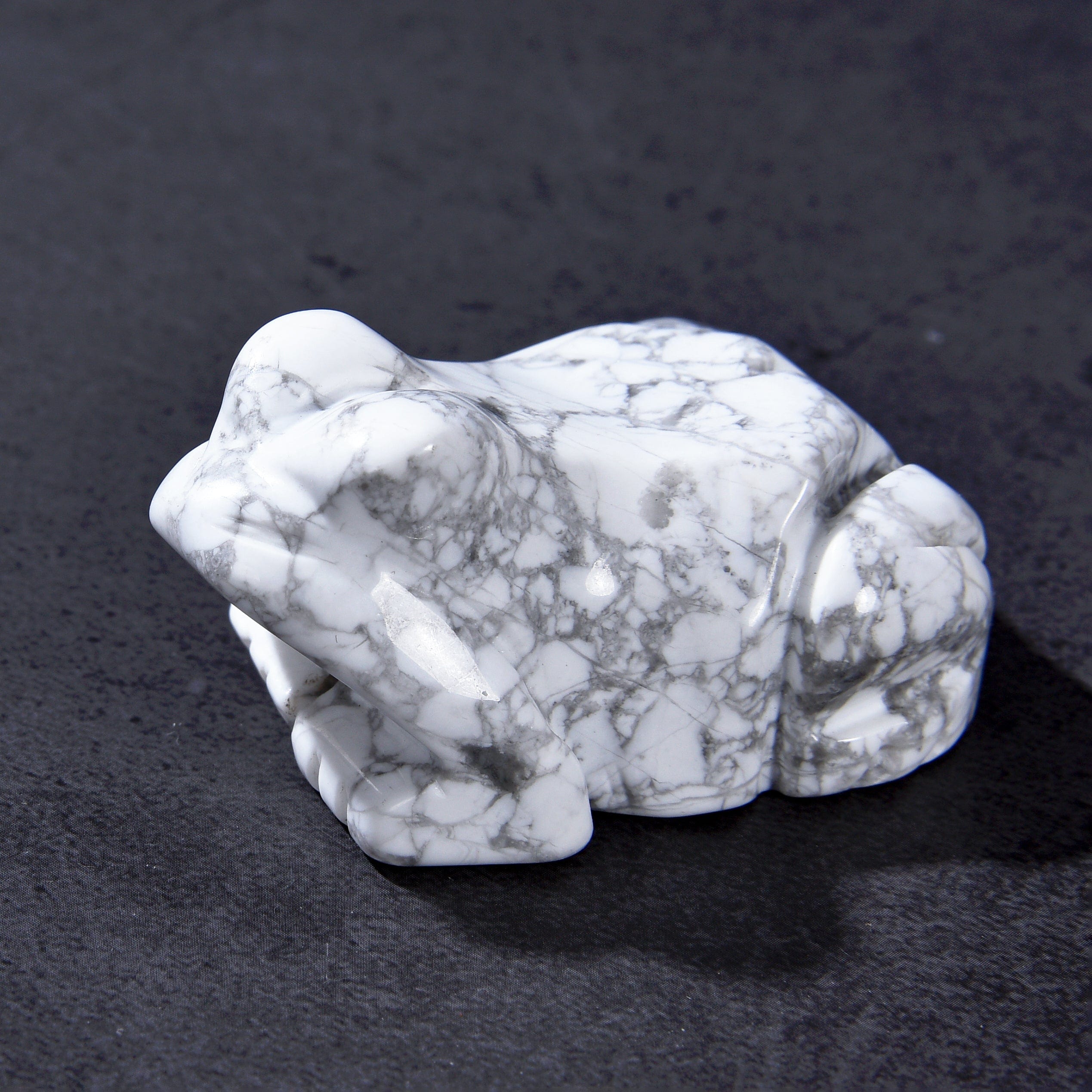 KALIFANO Gemstone Carvings 2" Howlite Frog Natural Gemstone Carving CV13-F-HT