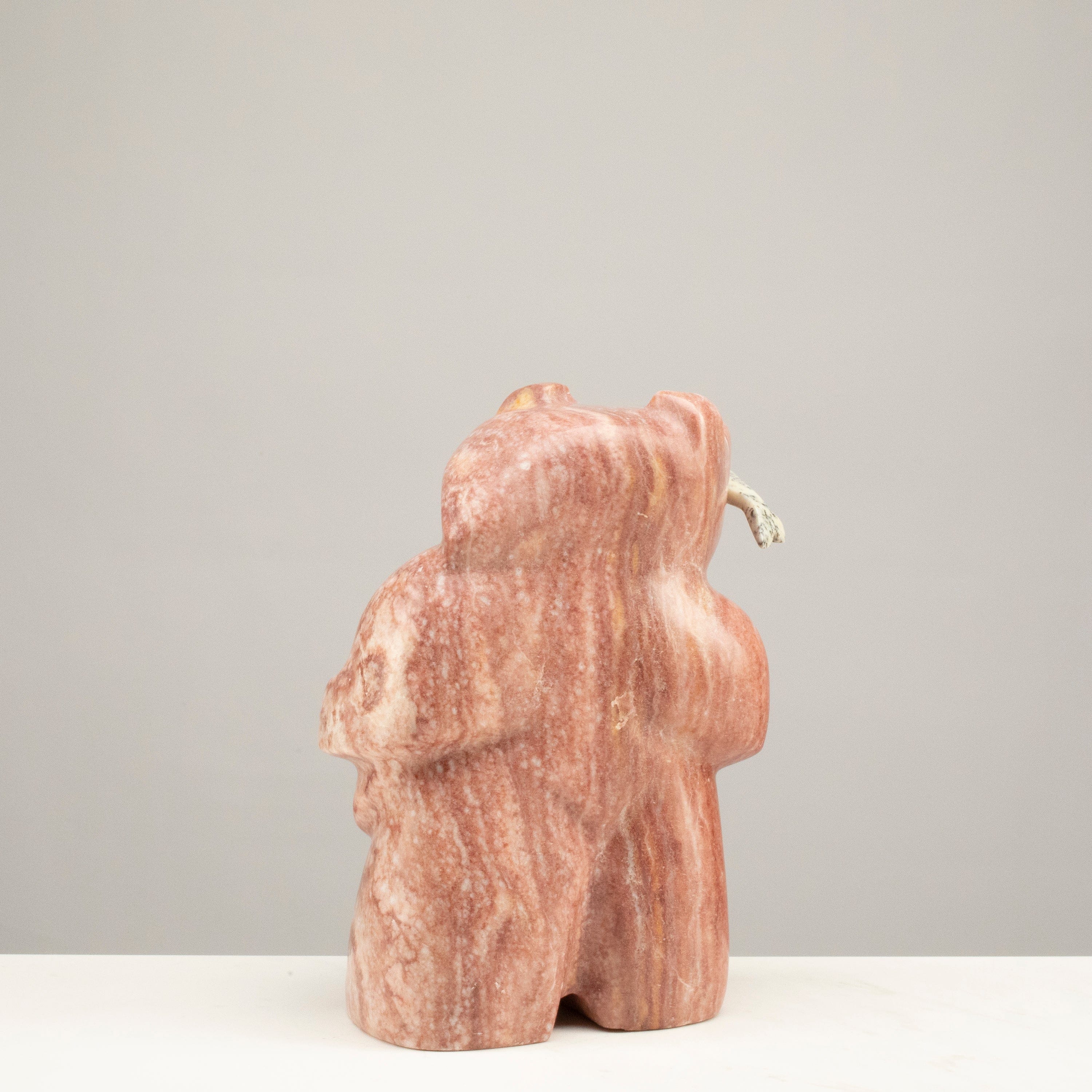 Kalifano Native American Fetish Carvings Utah Alabaster Handmade Zuni Fetish Bear with Fish Carving NAC1800.002