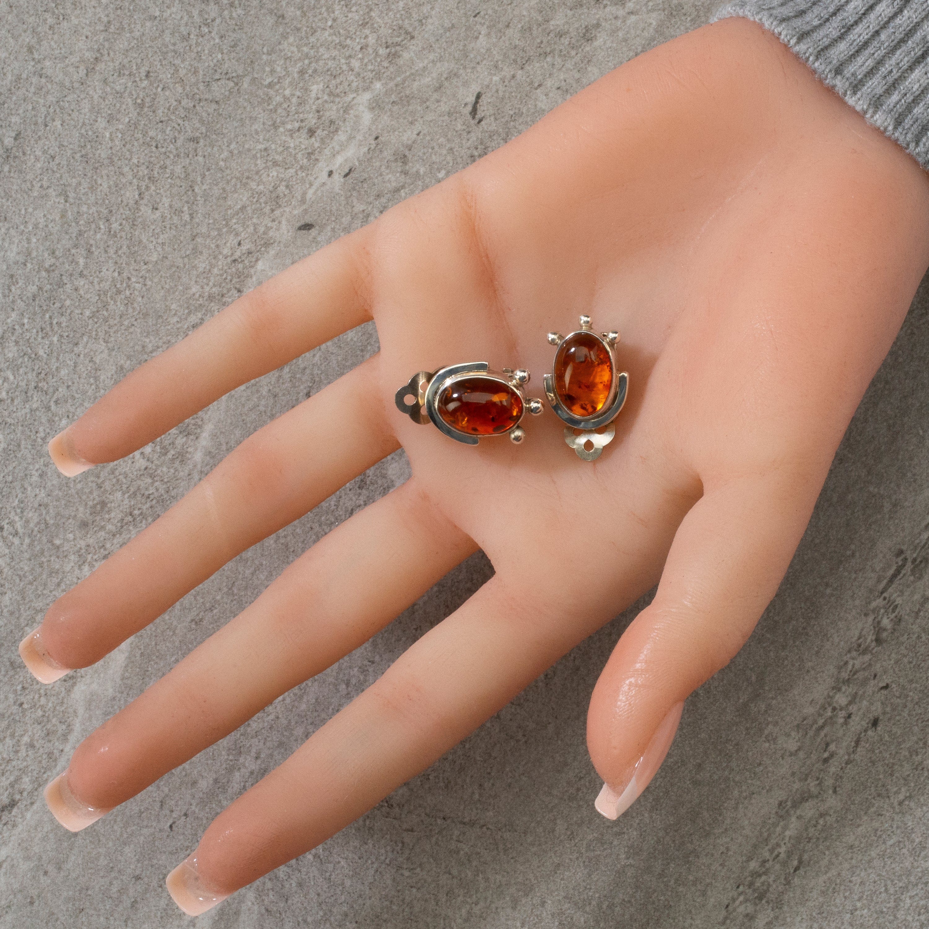Kalifano Native American Jewelry Baltic Amber Oval USA Native American Made 925 Sterling Silver Earrings with Stud Backing NAE250.010