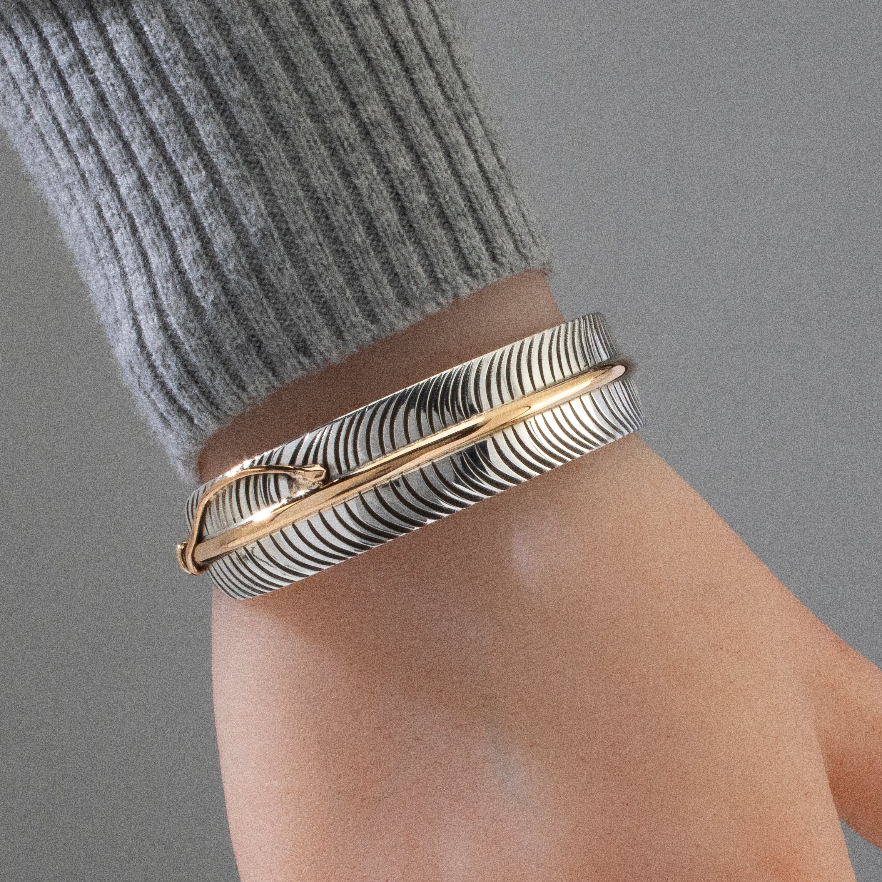 Kalifano Native American Jewelry Lee Bennet Navajo Two Tone Feather USA Native American Made 12K Gold Filled & 925 Sterling Silver Cuff NAB600.029