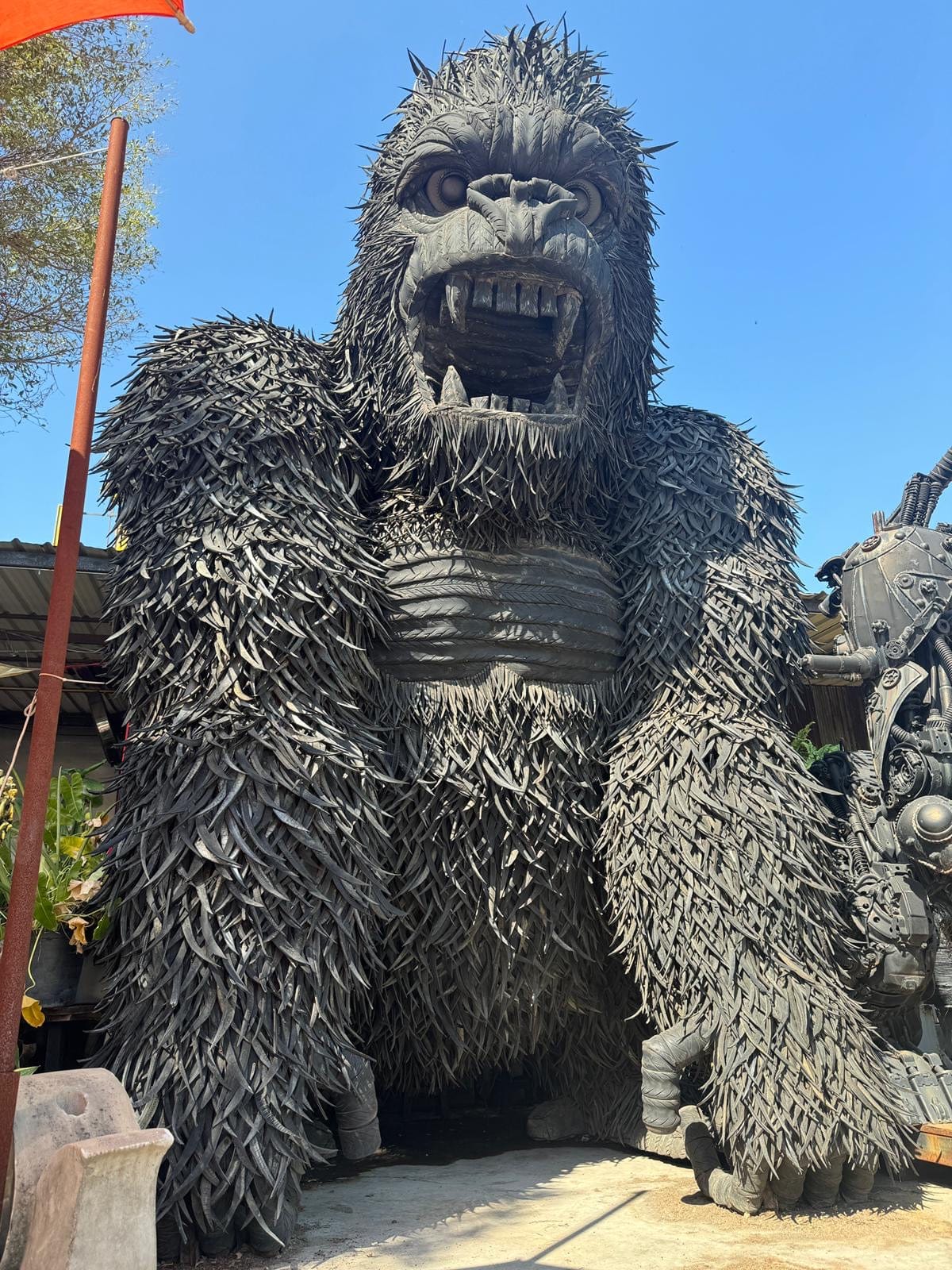 Kalifano Recycled Metal Art 5 meters (15 feet) 2,200kgs Gorilla Tire Art Sculpture RMS-GORTIRE500-K