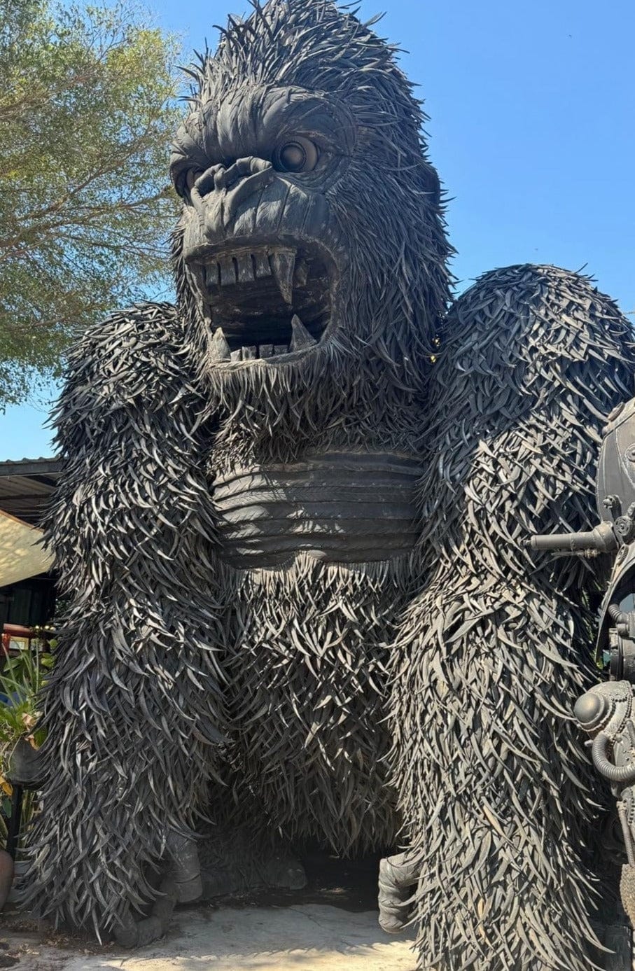 Kalifano Recycled Metal Art 5 meters (15 feet) 2,200kgs Gorilla Tire Art Sculpture RMS-GORTIRE500-K