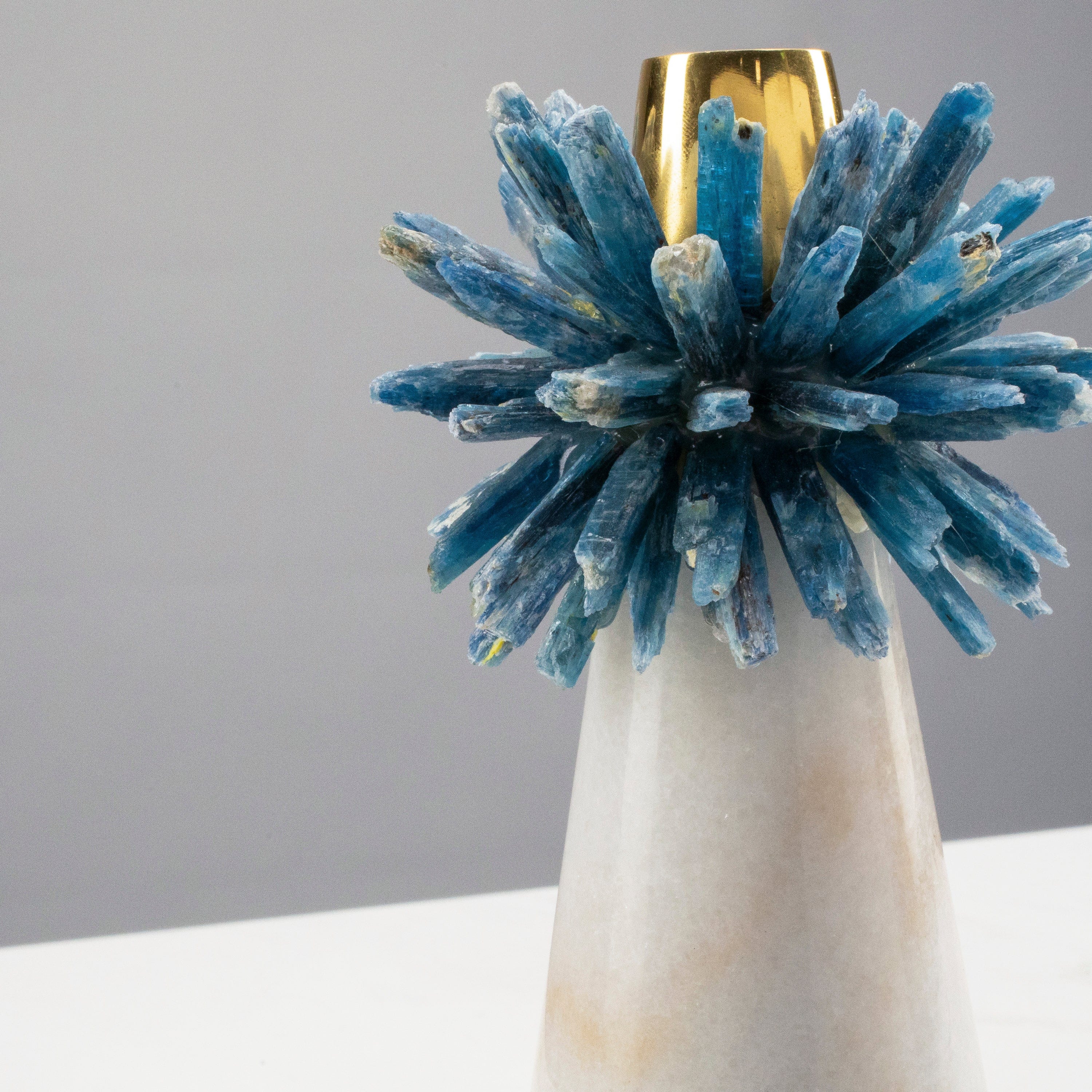 KALIFANO Crystal Home Decor Kyanite Cluster Candle Holder on Marble Base with Brass Ring HG1496A-KY