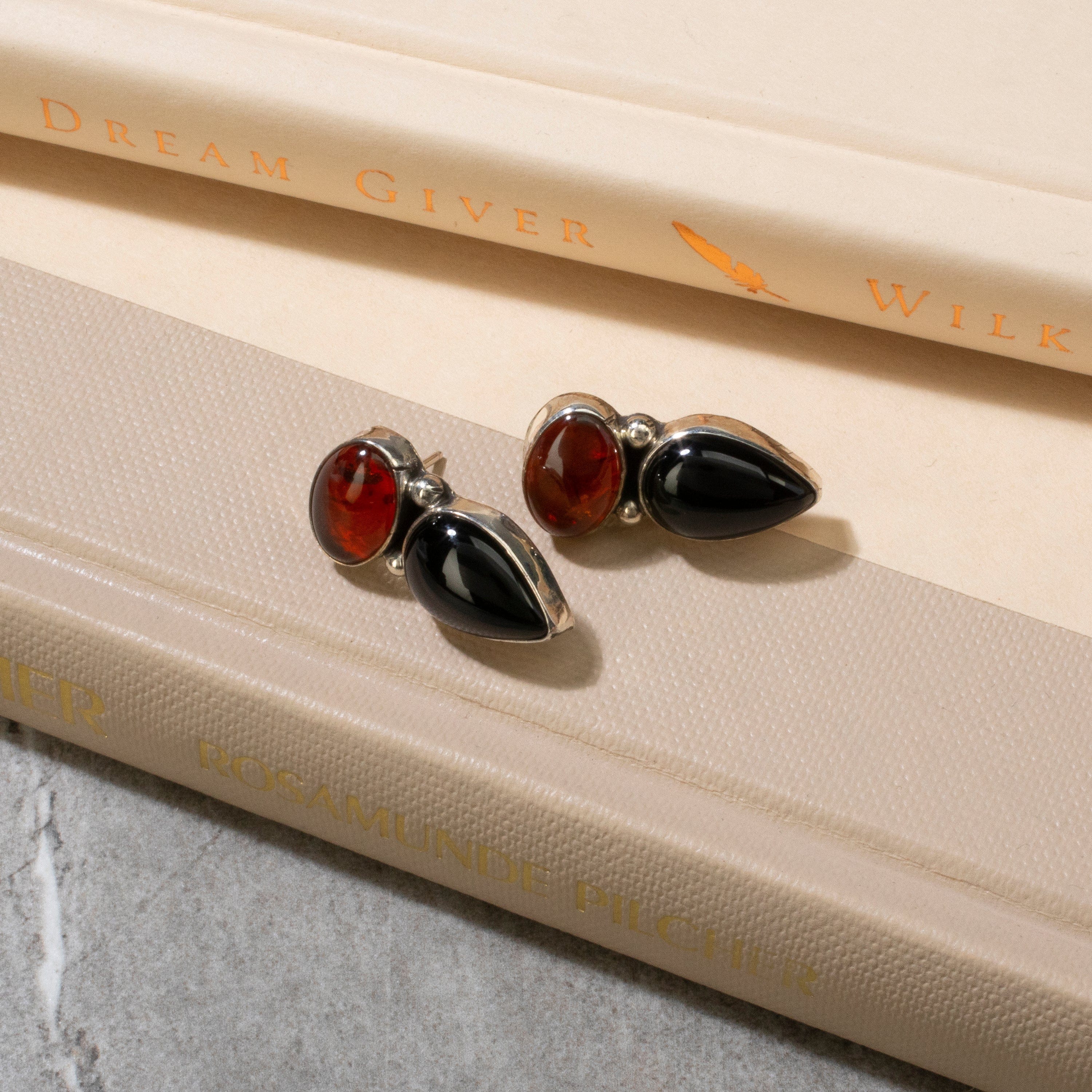 Kalifano Native American Jewelry Baltic Amber & Black Onyx Navajo USA Native American Made 925 Sterling Silver Earrings with Stud Backing NAE300.027