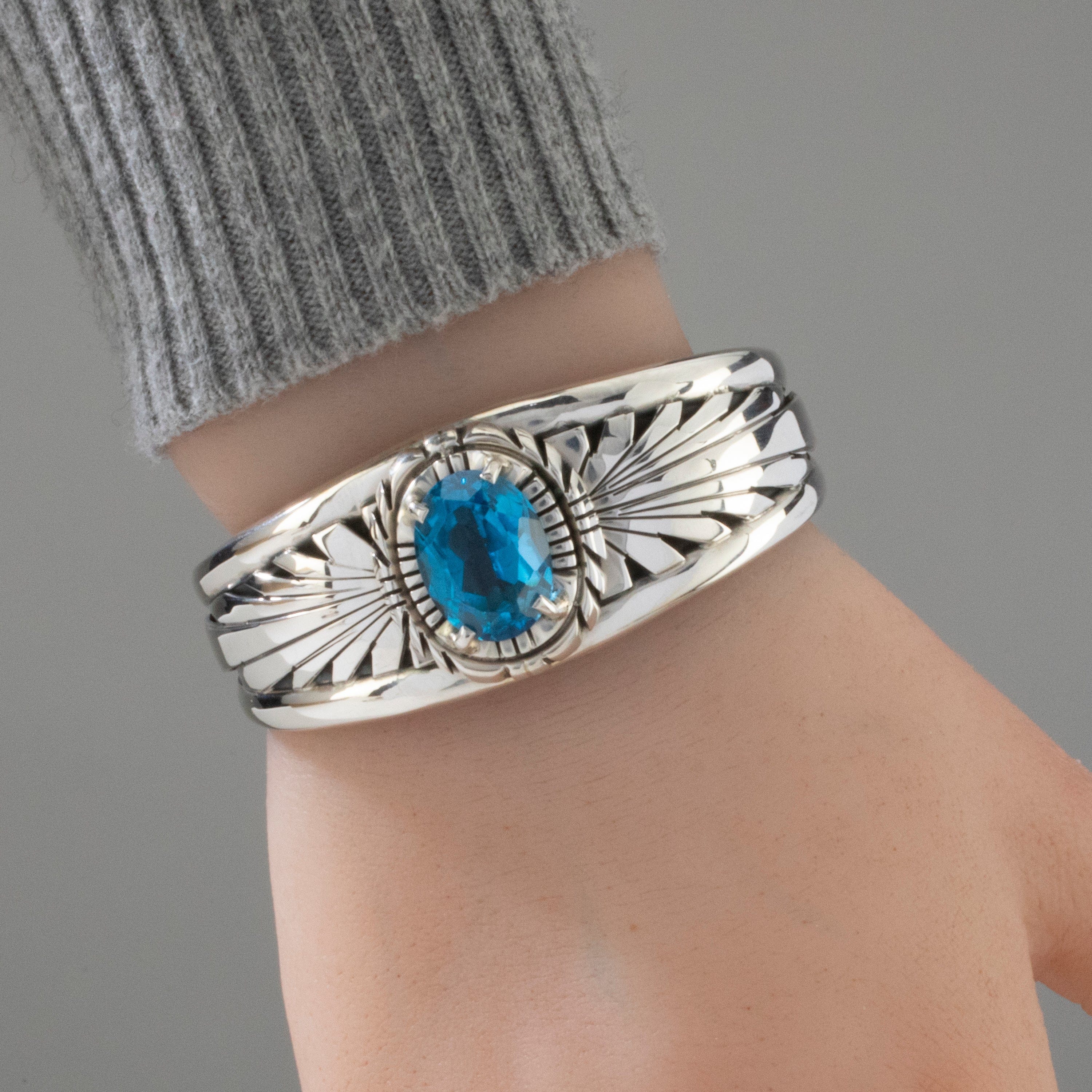 Kalifano Native American Jewelry Blue Topaz Navajo USA Native American Made 925 Sterling Silver Cuff NAB2000.004