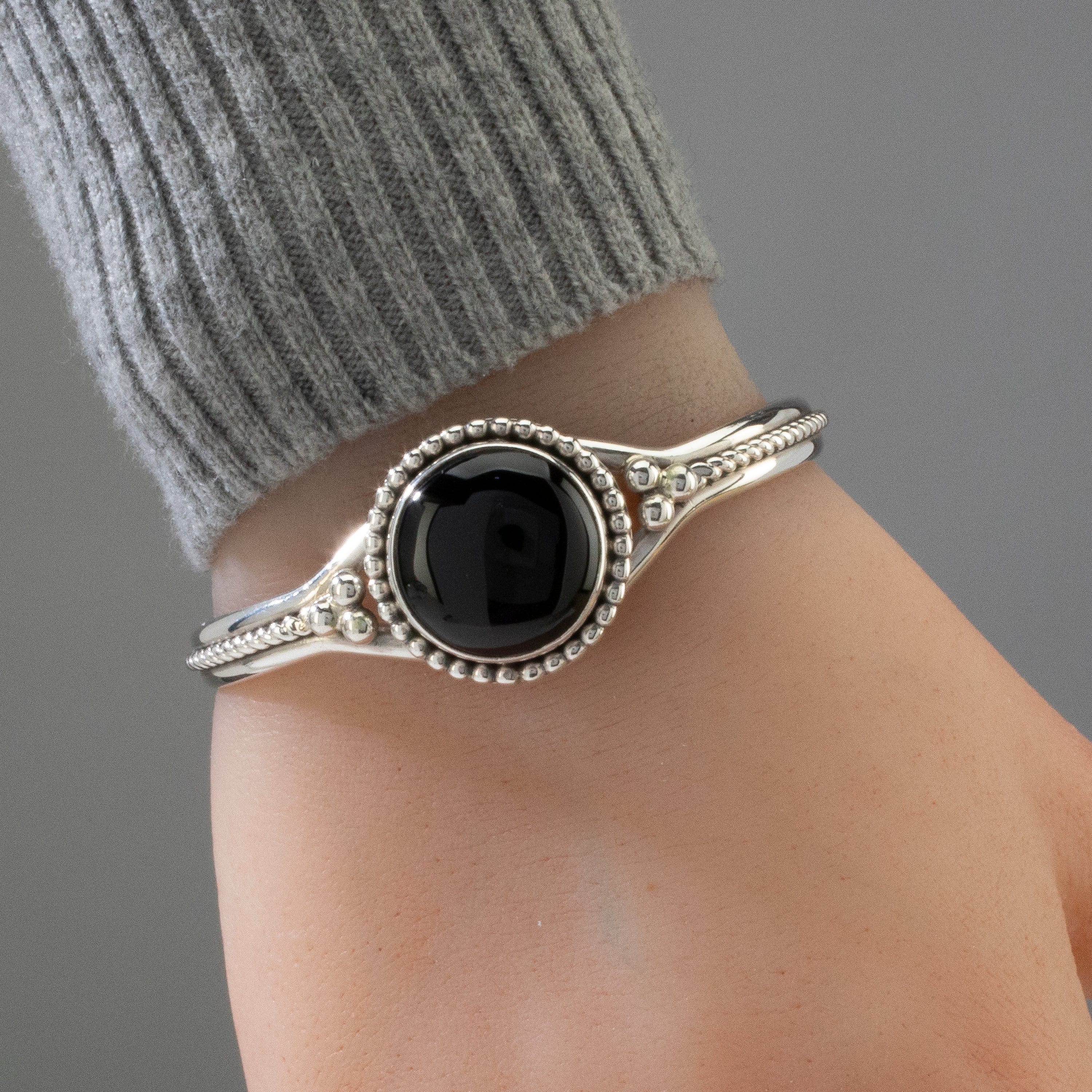 Kalifano Native American Jewelry Paul Livingston Black Onyx Round Navajo USA Native American Made 925 Sterling Silver Cuff NAB700.022