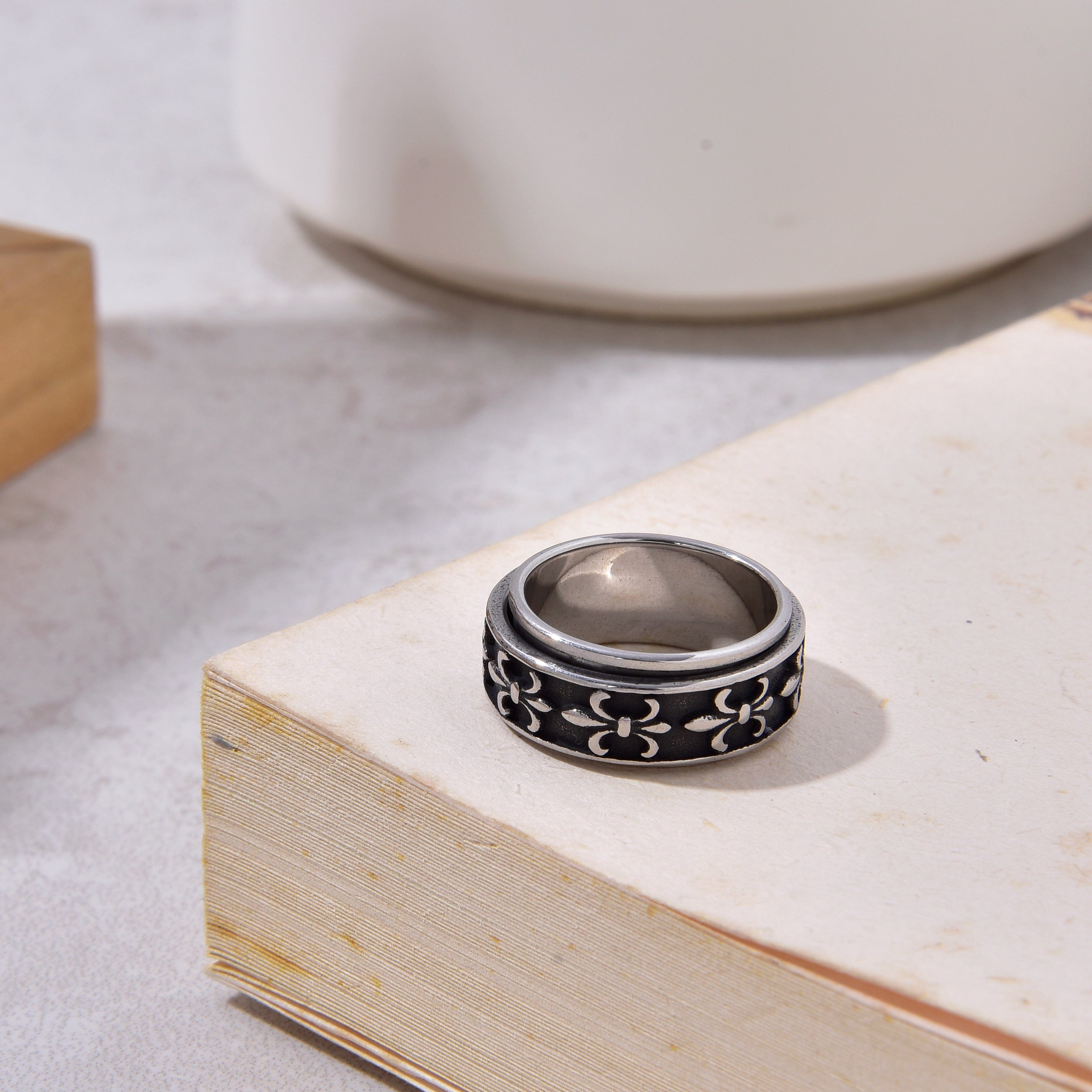 Kalifano Steel Hearts Jewelry Silver Rotatable Punk Steel Hearts Ring