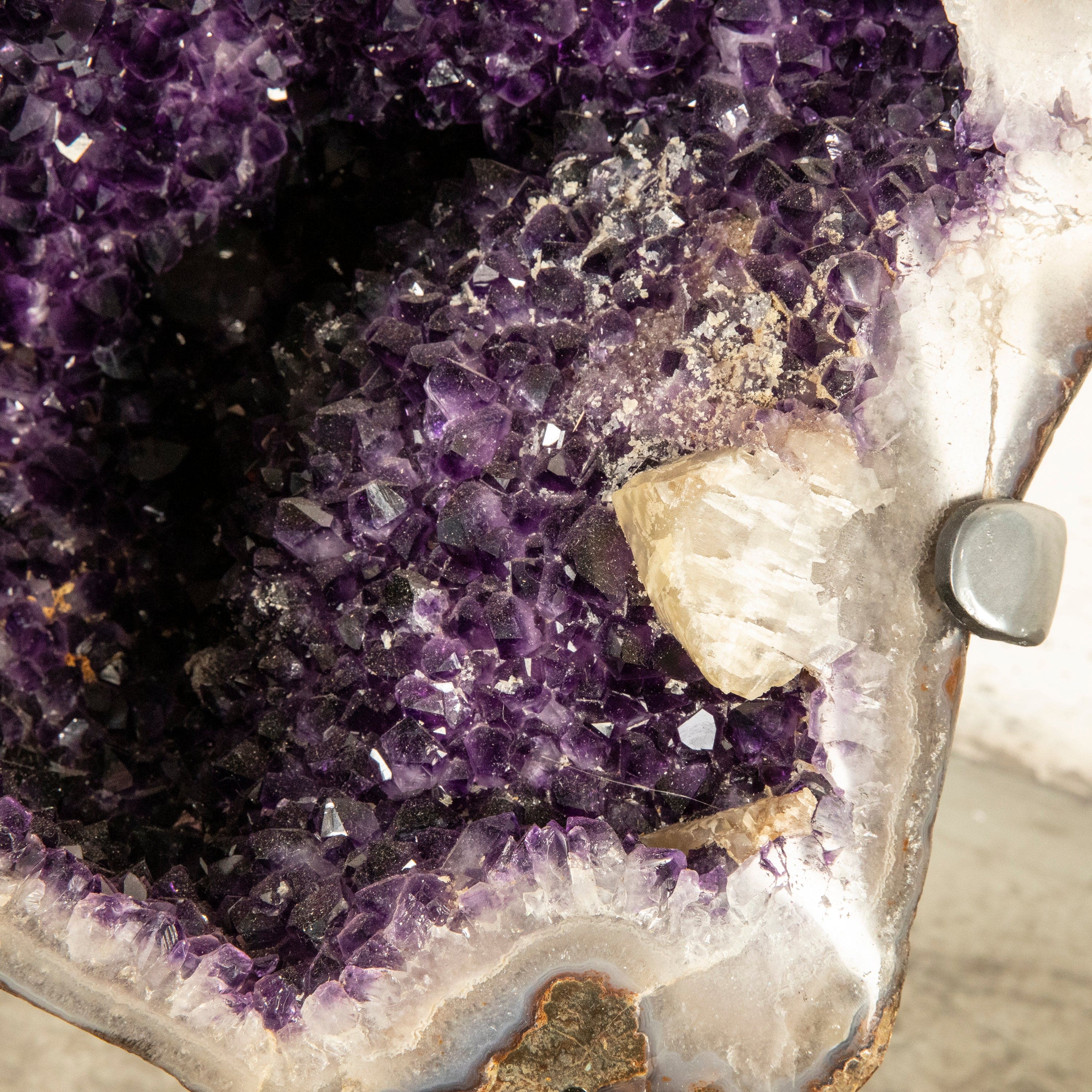 Kalifano Amethyst Amethyst Geode - 35 in. / 121 lbs UAG26000.001