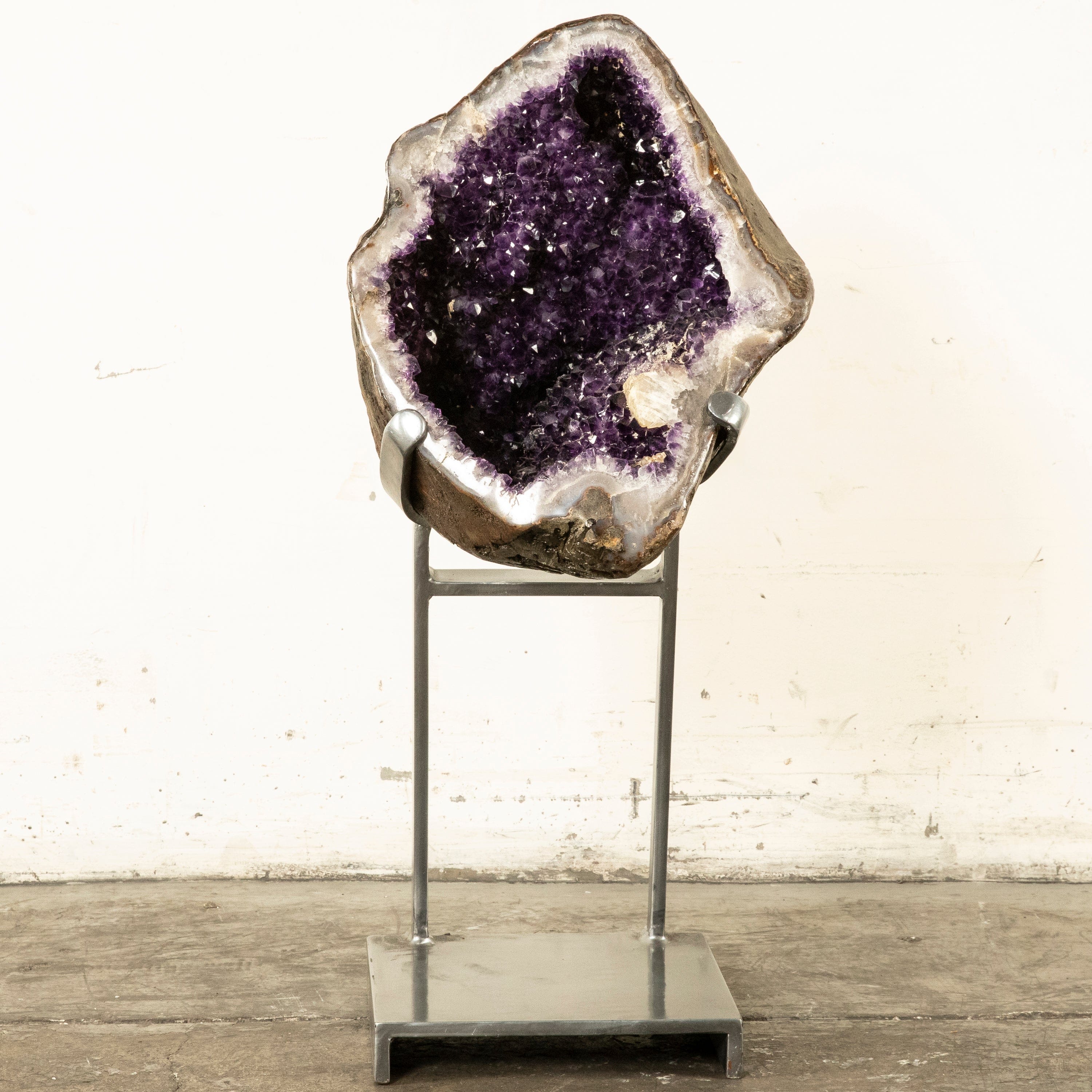 Kalifano Amethyst Amethyst Geode - 35 in. / 121 lbs UAG26000.001